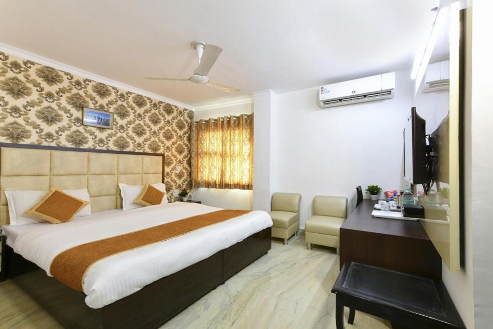 Hotel The First By Goyal Hoteliers Agra  Exterior photo