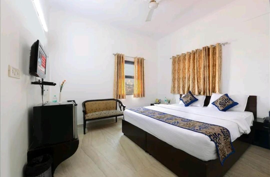 Hotel The First By Goyal Hoteliers Agra  Exterior photo