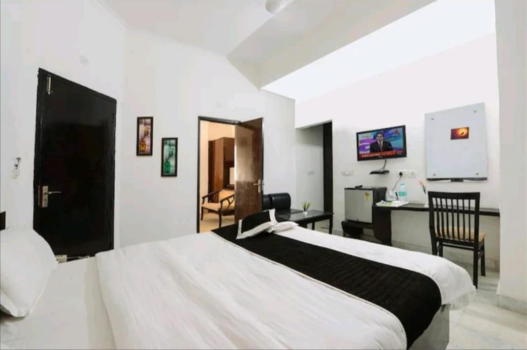 Hotel The First By Goyal Hoteliers Agra  Exterior photo